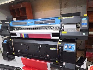 Hefei customer ordered environmental protection flag machine, began the banner processing and production